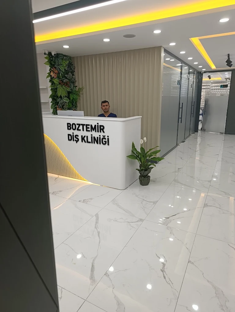 Klinik resepsiyon ve bekleyiş alanı